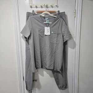 NWT Garde Malade Light Grey Scrubs in Gris Paisible
